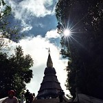 השמש שוקעת מעל מקדש בודהיסטי בתאילנד